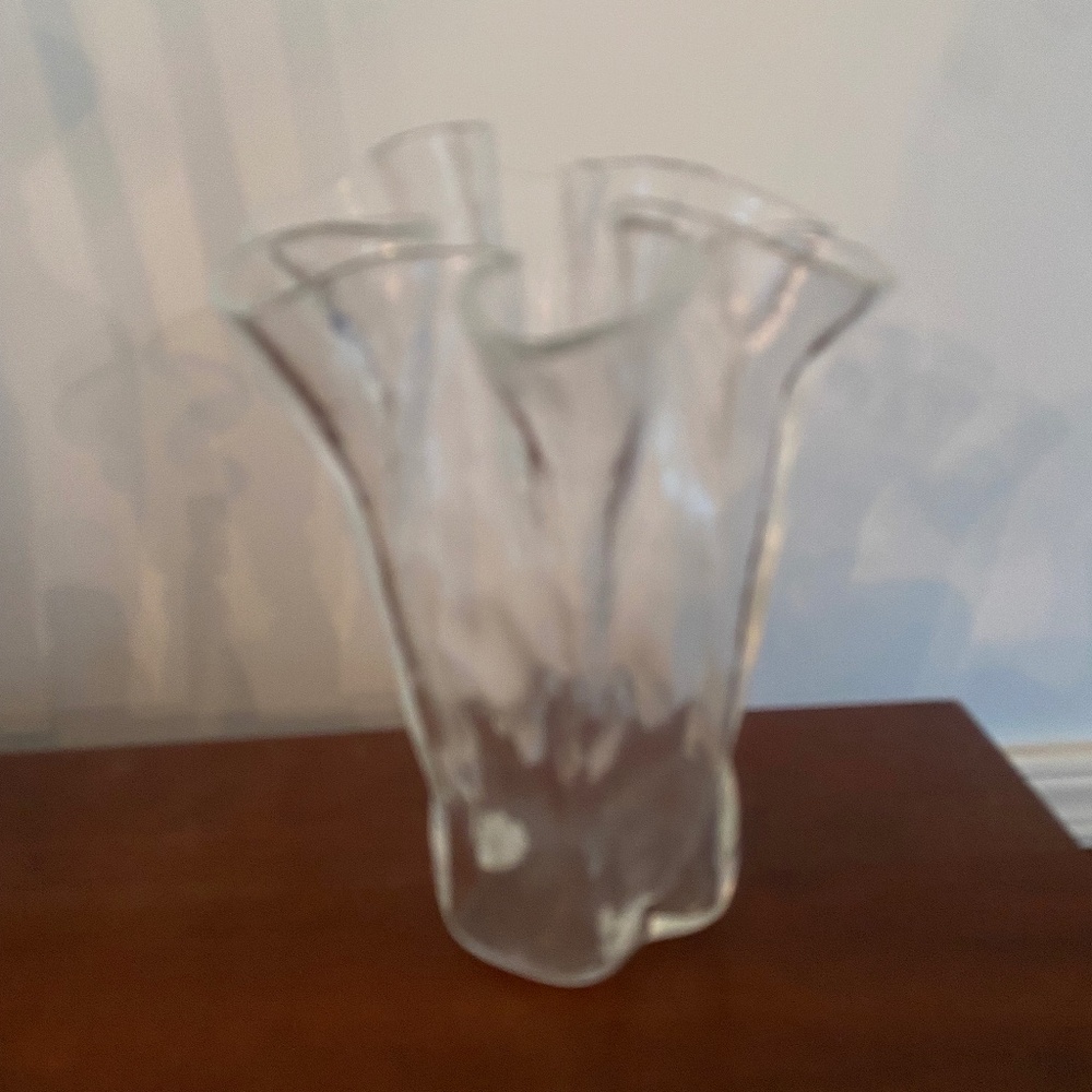 Glass ruffle edge vase - Picture 2 of 6
